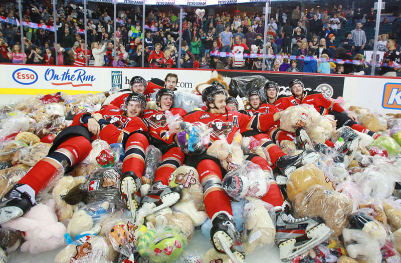 Watch 25,214 stuffed animals hit the ice for Calgary Hitmen's Teddy Bear Toss goal (VIDEO)
