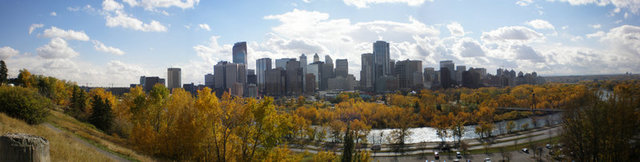 I took 4 pics of Downtown Calgary and put them together with Photostitch.

With all the building birds down there it kinda reminds me of the 80s ;-)